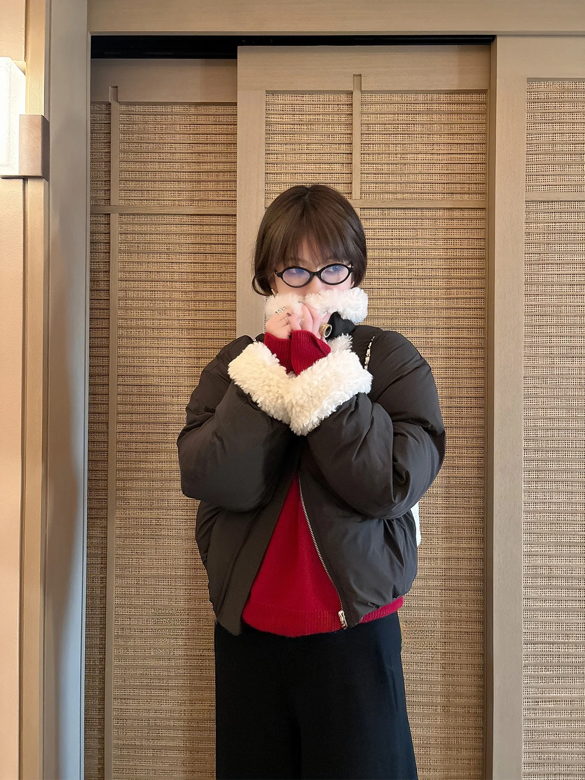 

Легкая пуховая куртка с меховым воротником, в стиле пэчворк, не объемная, теплая, в пилотском стиле, с наполнителем из белого утиного пуха, утолщенная, с длинными рукавами, стандартный крой.