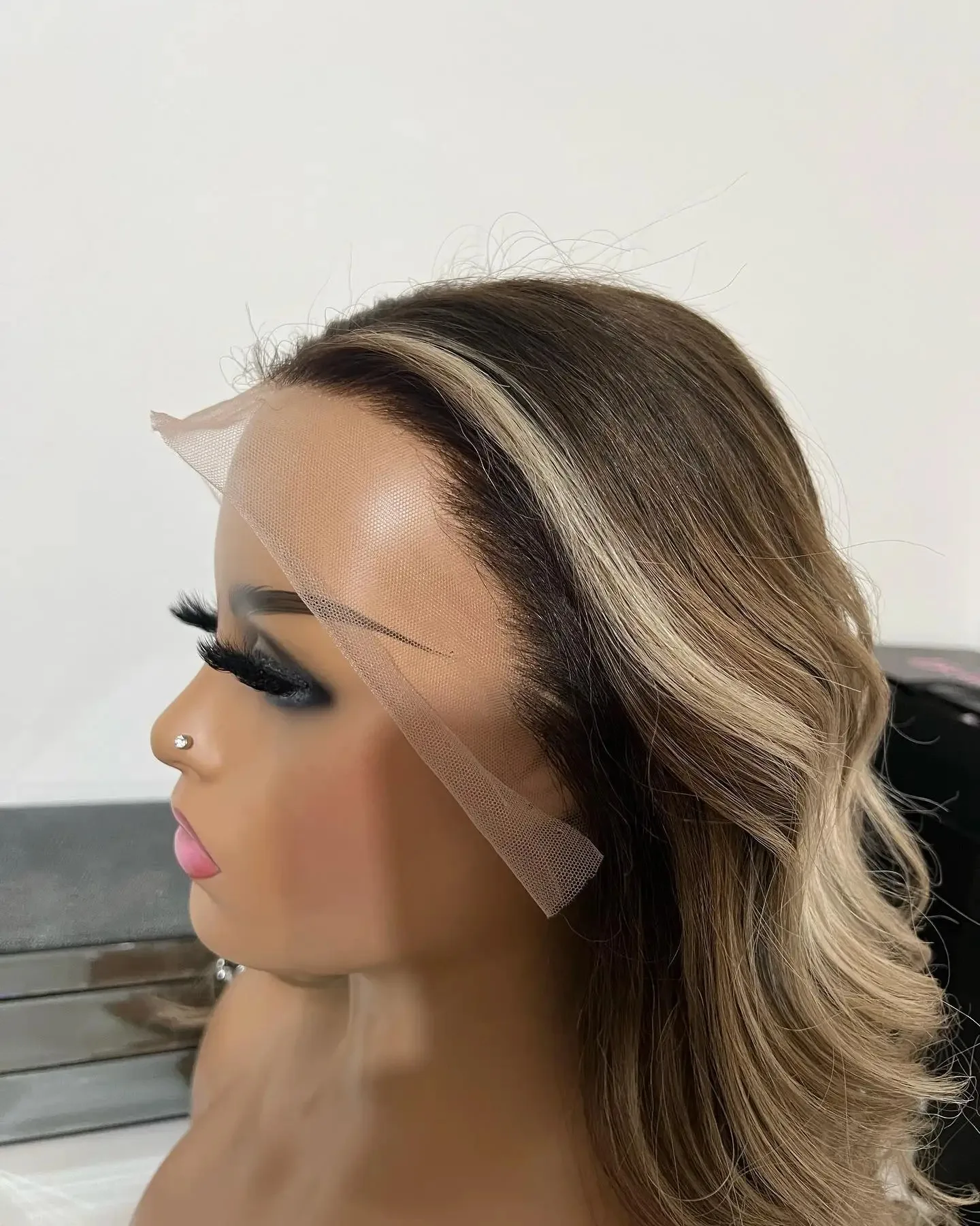 

Коричневый парик с балаяжем и мелированием, с HD-кружевом и свободной линией роста волос, реалистичный вид, темно-коричневые корни, натуральные волны, из термостойкого синтетического волокна