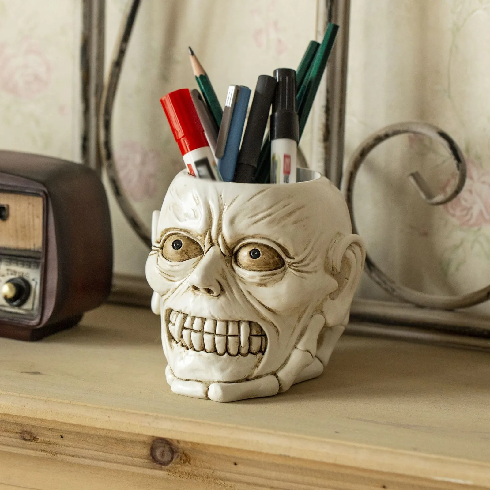 

Creative White Skull Pencil Case European Retro Desktop Organization Makeup Brush Case Skull Storage Home Decoration 2024