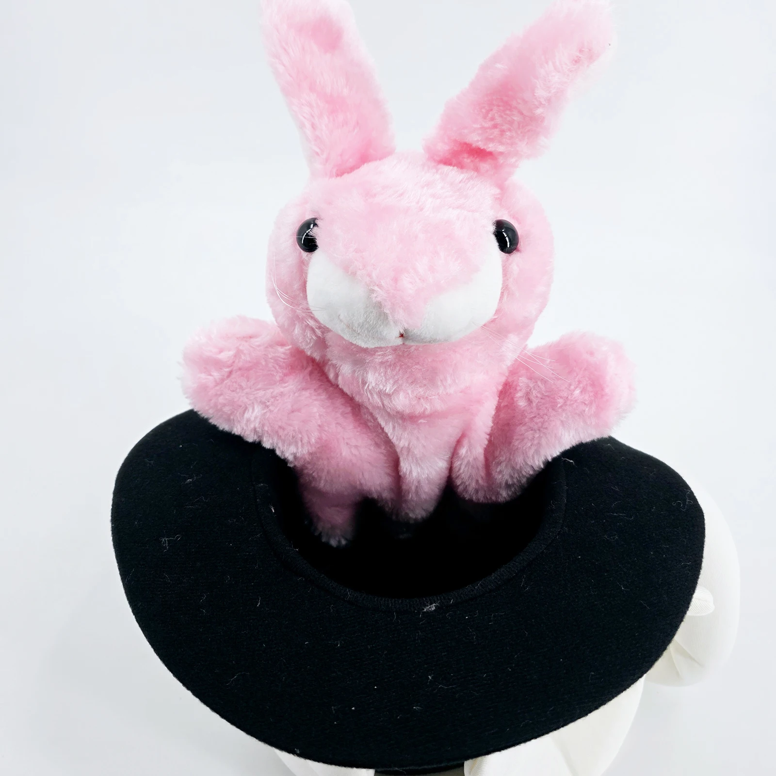 帽子をかぶったウサギのパペット（ピンク）。マジック、可愛らしい小さなウサギが現れる、マジア、舞台イリュージョン、トリック、メンタリズム、コメディ用小道具。