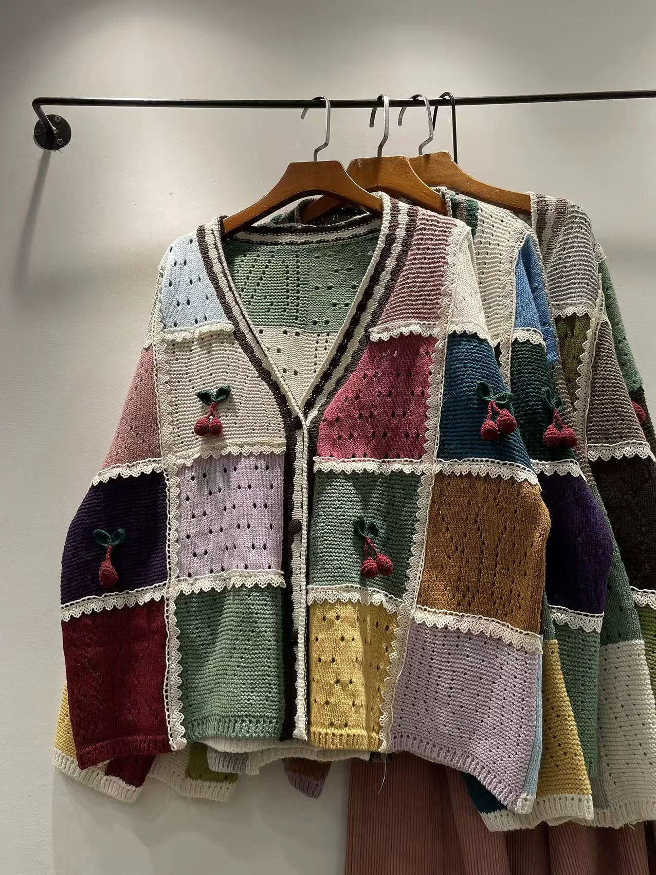 2026 suéter de Navidad para mujer invierno Japón moda hecho a mano corchet patchwork cuello en v suéter de punto cardigan