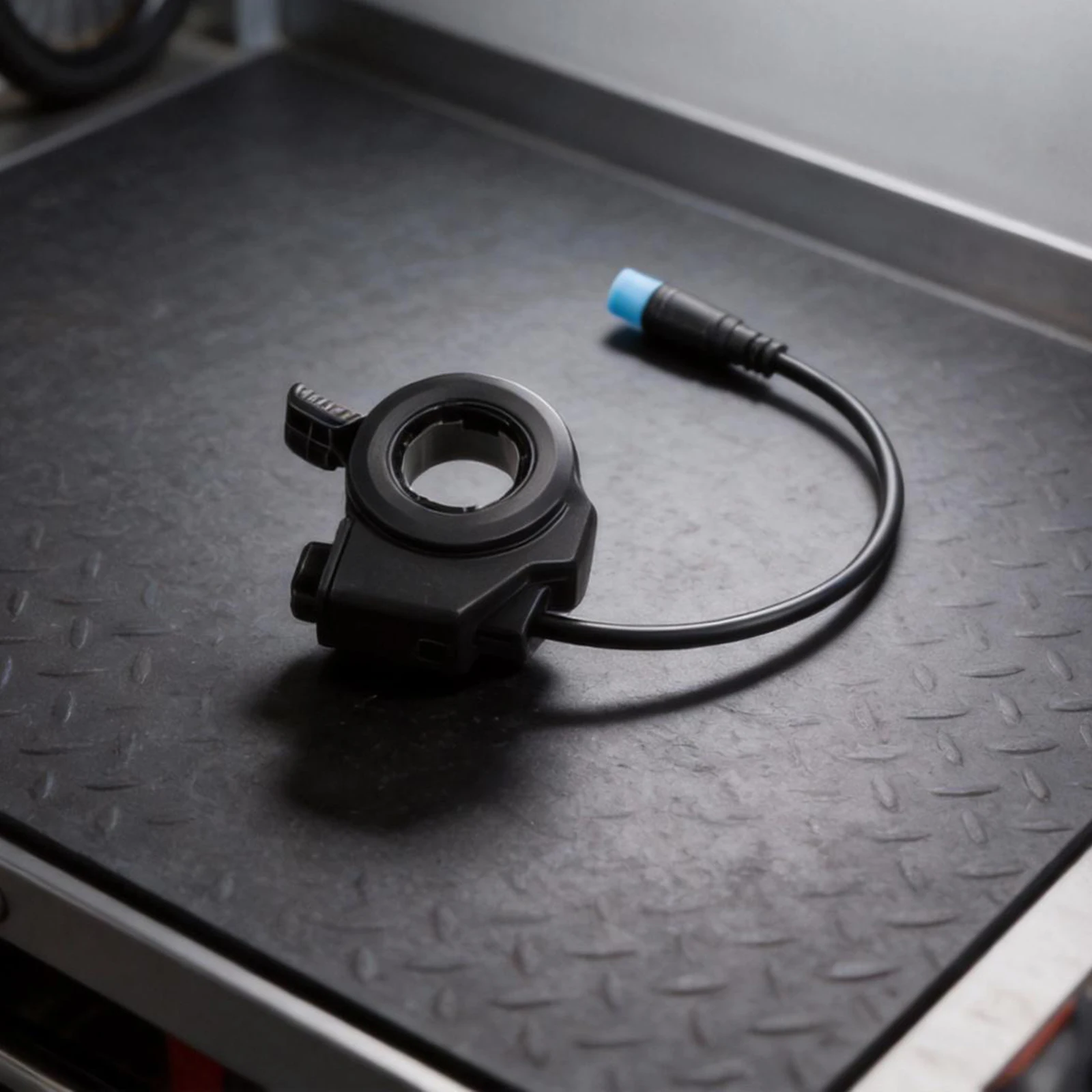 

Electric Scooter Riding Electric Scooter Accelerator Easy Installation 4-Pin Connector Comfortable Grip Lightweight Design