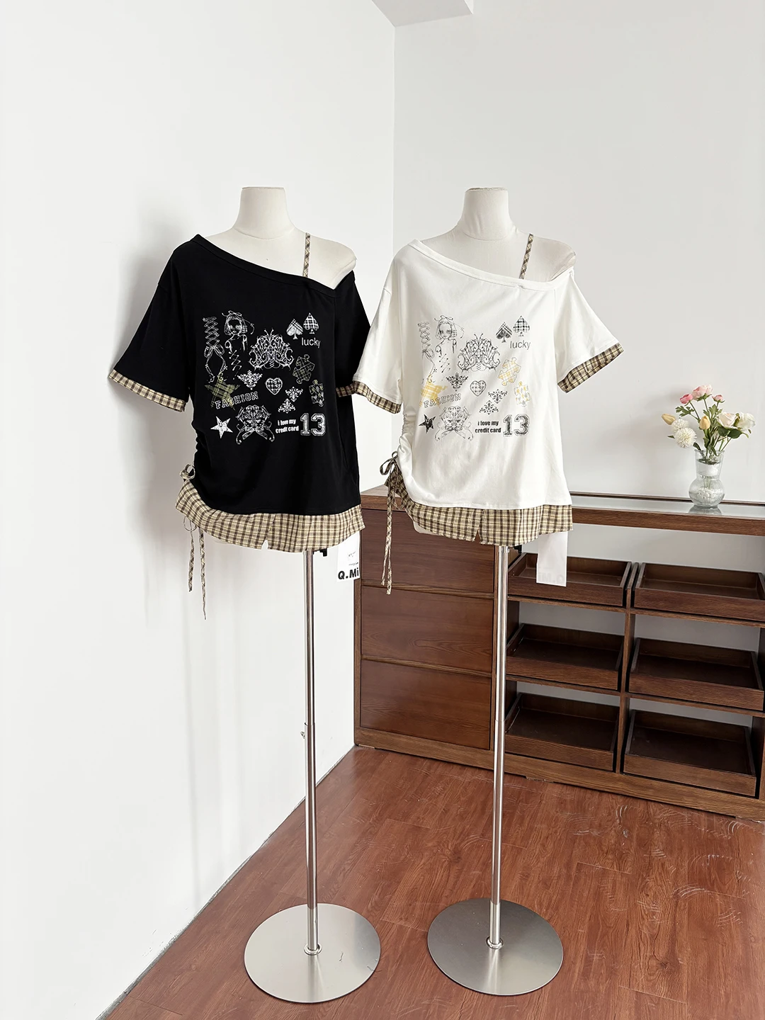 

Retro Diagonal Shoulder Printed Short Sleeve T-Shirt Women's Summer 2026 New American Style Loose Top with Plaid Splicing