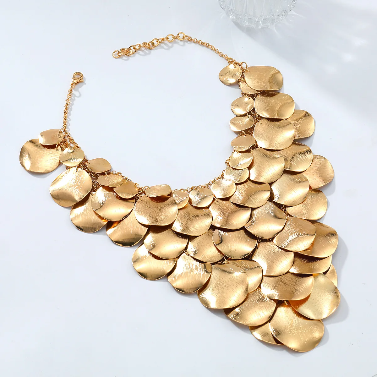 2026 Neues Design Metallplatte Fischschuppen-Wasserfall-Quasten-Halsketten für Damen, auffälliger Schmuck, Halsaccessoires für Feiertage und Partys – Detail 2