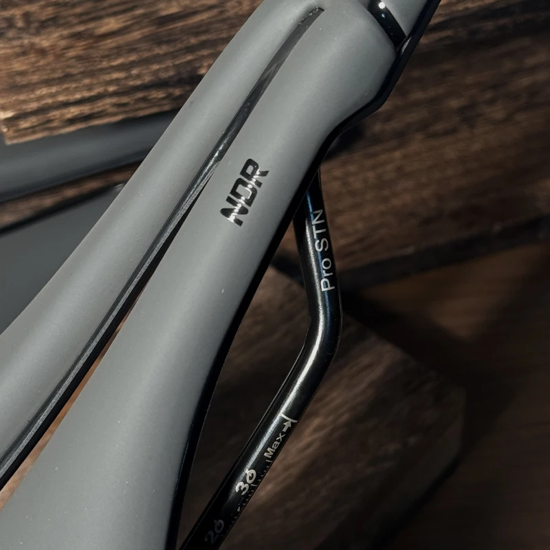 Prologo Dimension NDR 245x143mm Kurzer MTB-Sattel, NDR Schaumstoff Komfortabler XC Mountainbike-Sitz, 143mm Breite Weicher Schaumstoff Stahlschiene – Detail 4