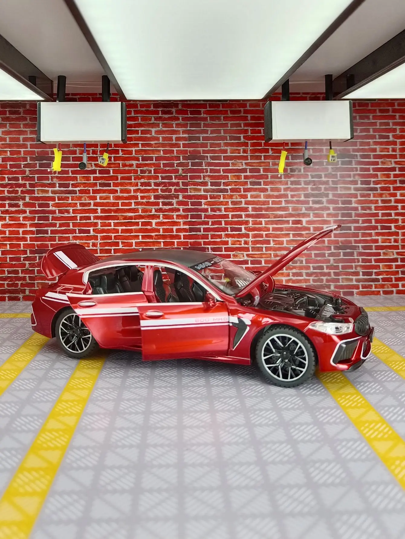 1:24 M8 legering automodel deuren en motorkap kofferbak kan akoestisch-optische pull-back speelgoedauto-cadeaus voor kinderen openen.