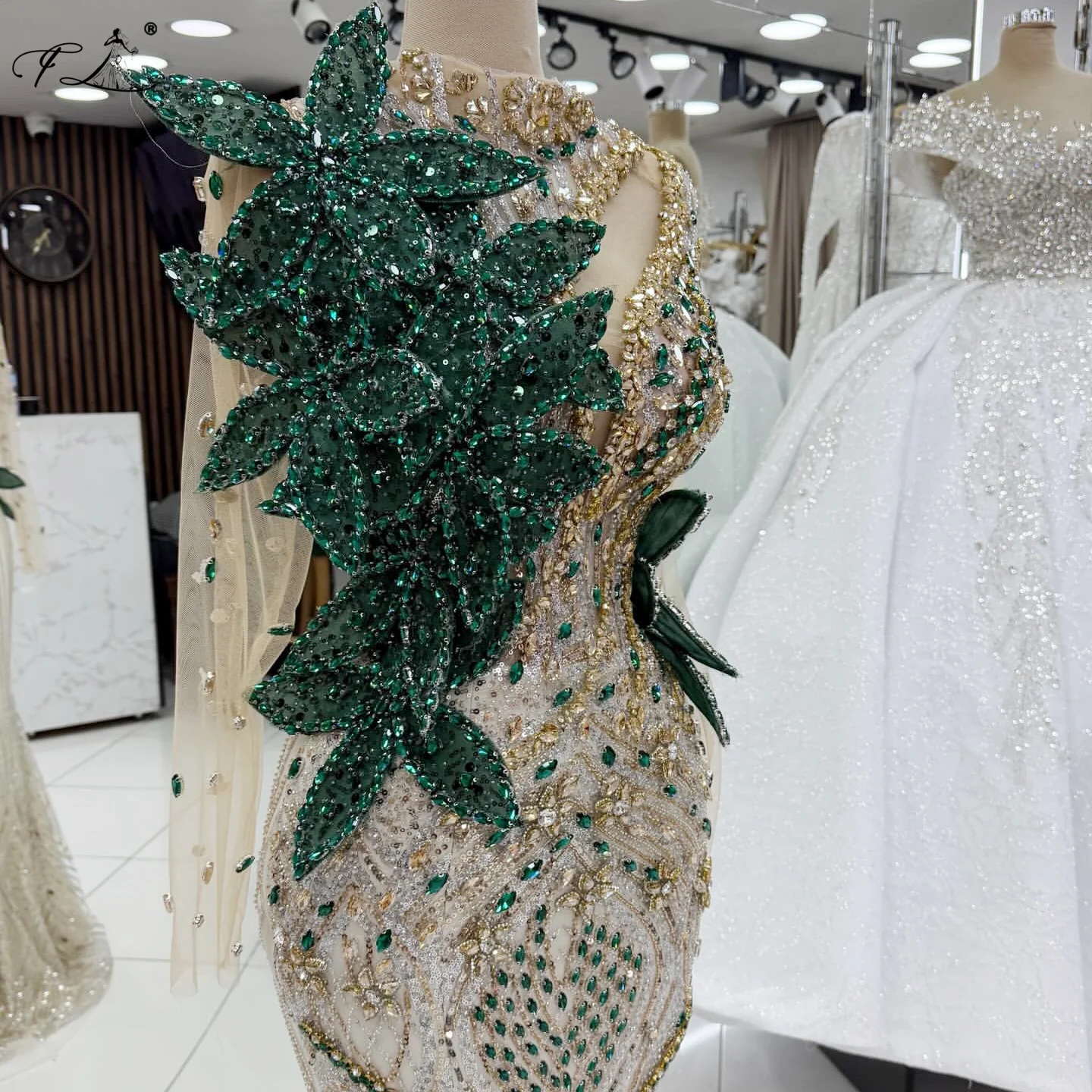 Vestido de Noche Glamuroso Vintage Verde con Gemas Doradas, Vestido Floral de Sirena con Abertura, Vestido de Cóctel de Alta Gama Personalizable para Fiestas