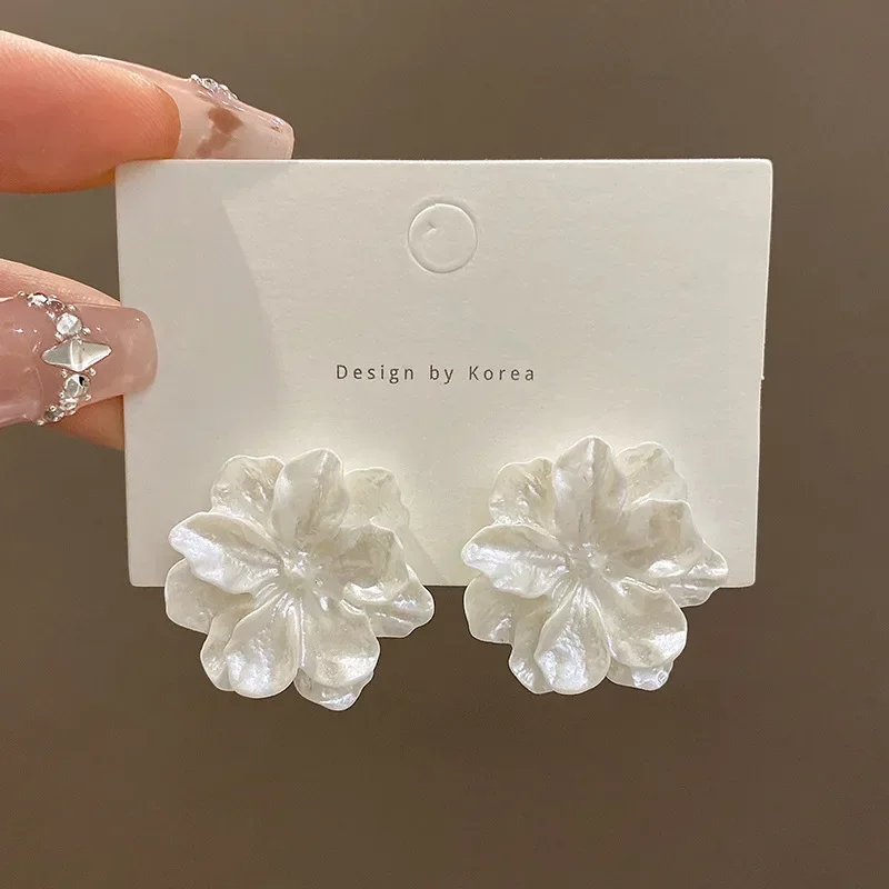 Korean New White Flowers Stud Earrings for Women Fashion Personality Design Bijoux Wedding Birthday Gift Jewelry Wholesale image 2