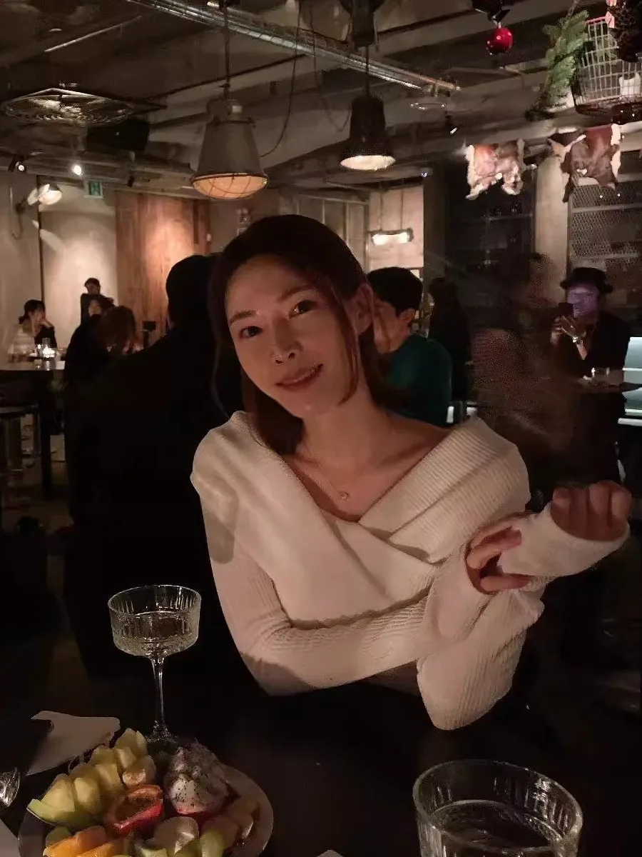 

Ourcomos Yang Beixiong Short Knitted Sweater Shoulder Bared Women's Top Soft Style Commute Fashion Warm Long Sleeve Autumn Wear