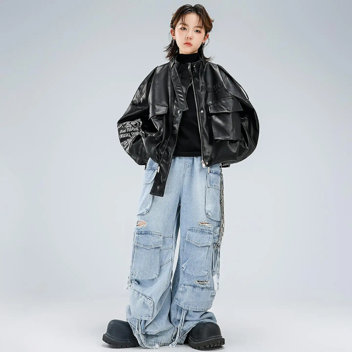 

Детская одежда в стиле хип-хоп Kpop, черная куртка-бомбер из искусственной кожи, джинсовые синие рваные джинсы с несколькими карманами, брюки для девочек и мальчиков, танцевальные костюмы, одежда