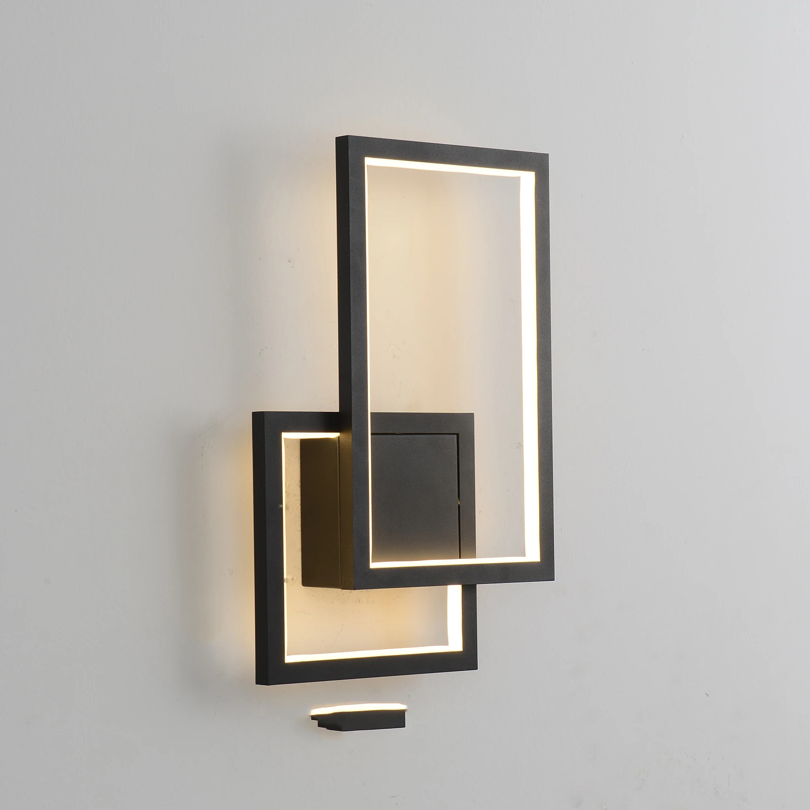 Elegante lampada da parete con tre effetti luminosi regolabili, struttura in ferro nero, sorgente luminosa a LED, ideale per l'arredamento e l'illuminazione della casa