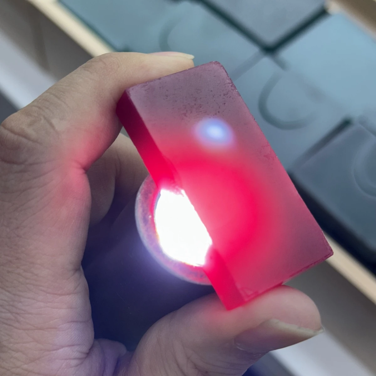 

Выращенный в лаборатории непрозрачный рубиновый сырье Необрезанный бирманский рубин Грубый корундовый камень