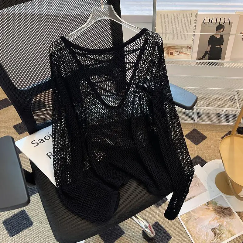 2025 Camisa de punto de seda de hielo a rayas blancas y negras, camisa de malla fina de moda de verano, jersey de manga larga con huecos para mujer