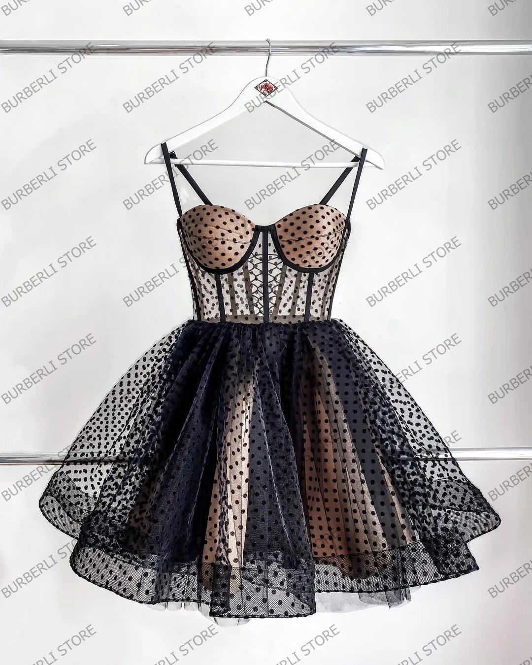 Prawdziwe Zdjęcie Białe Kropki Tiulowe Mini Sukienki Damskie Sexy Cienkie Ramiączka Dekolt w Serek Krótkie Siateczkowe Sukienki na Imprezę Modne Sukienki Balowe dla Dziewczyn