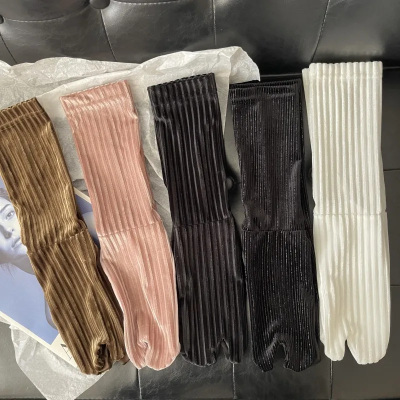 High Quality Designer Style Ins Fashion Split Toe Woman Socks Velvet Vertical Strip Bright Silk Soft Two-Toed Japanese Tabi Sox