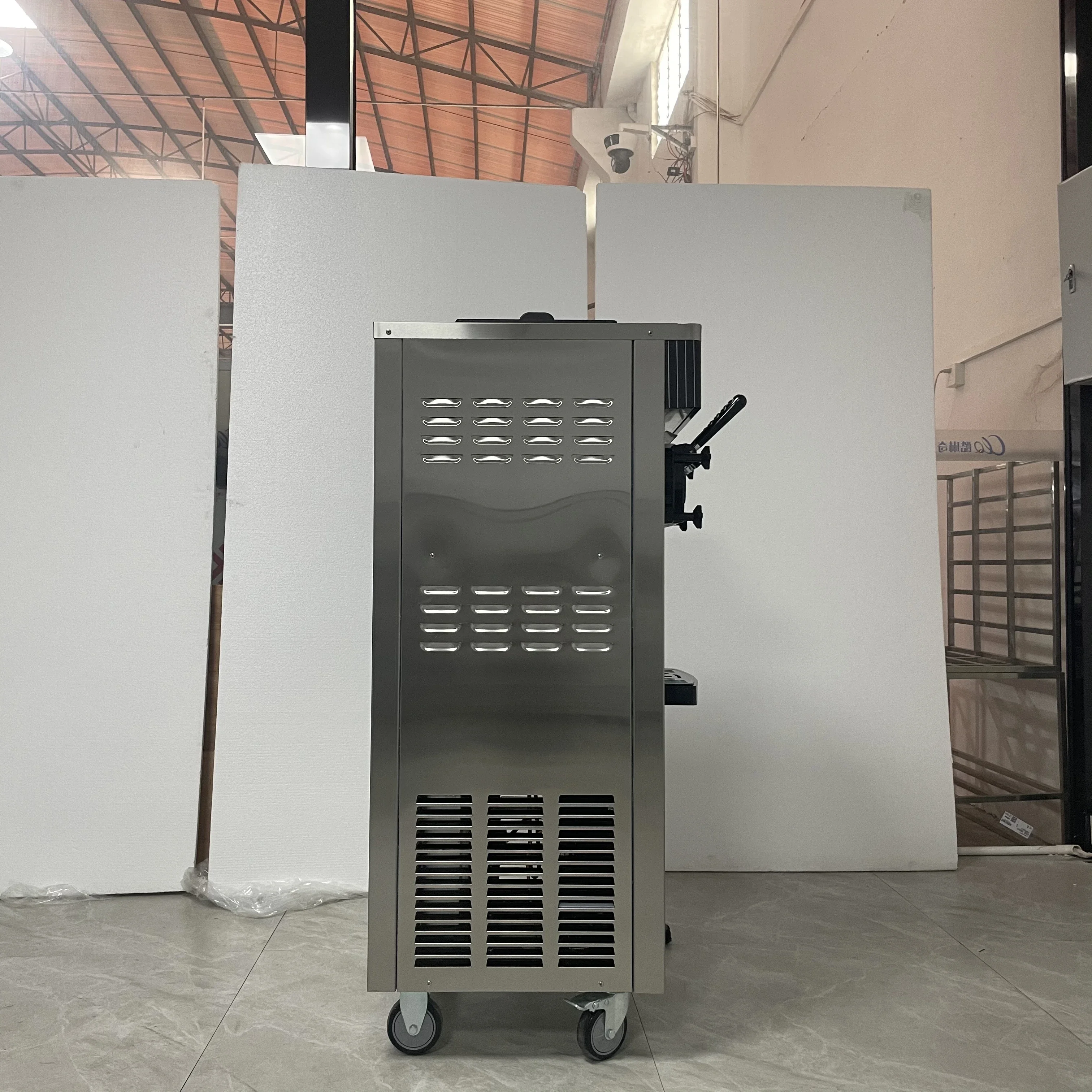 

High Capacity Commercial Ice Cream Machine 20-28L/H Double 6L Tanks For Shops 220V