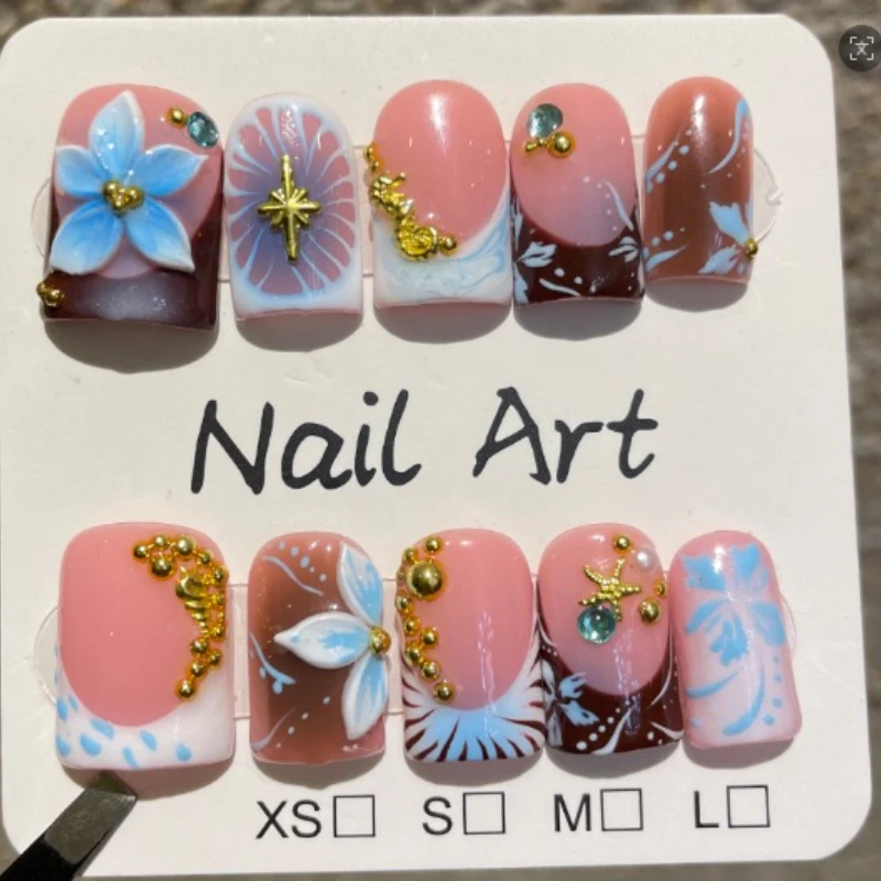 10 Piezas Uñas Postizas Francesas Cortas y Cuadradas Hechas a Mano, Uñas de Otoño con Decoraciones Metálicas 3D de Flores, Uñas Falsas 3