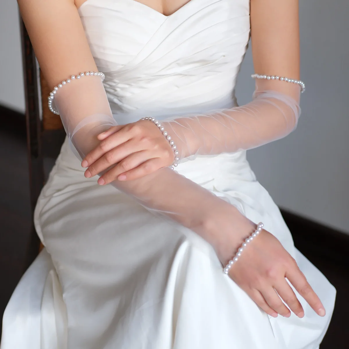 

Fancy Bridal Gloves with Pearls Long Wedding Accessoreis Gloves