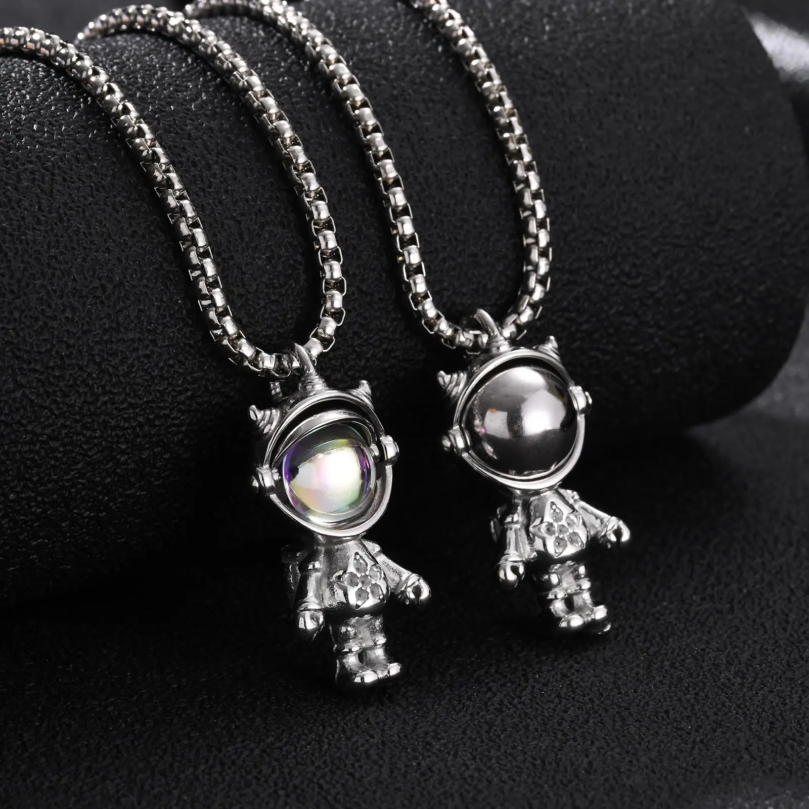 Lässige Astronauten-Anhänger-Halskette für Männer, Wasserdichte Edelstahl-Mondstein-Anhänger-Halskette, Neuer Kreativer Schmuck – Detail 4