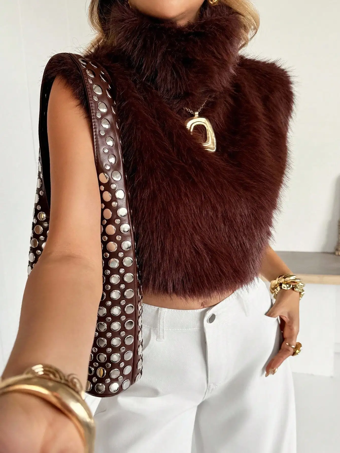 

Бордовый укороченный топ из искусственного меха с высоким воротом – безрукавка для женщин, зимняя модная модель