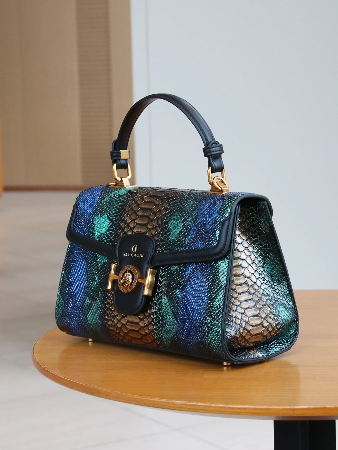 High-end customized fashion women\'s bag, elegant and high-end light luxury women\'s handbag, luxury blue gold snake pattern gradi