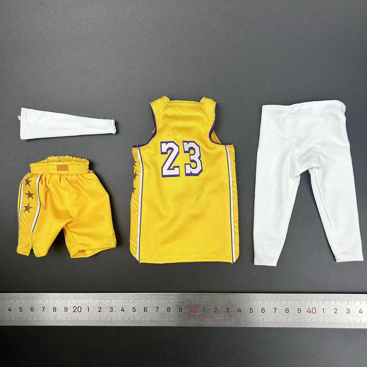 Soldato maschio in scala 1/6 n. 23 Set di vestiti gialli viola da basket, modello per corpo di action figure da 12 pollici