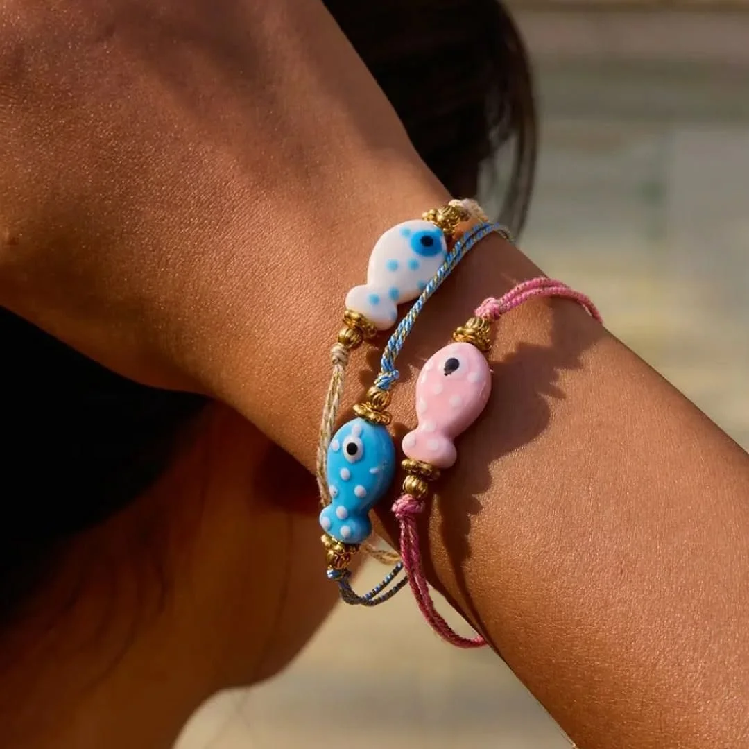 Direkt vom Hersteller: Keramik-Fisch-Charm-Armband, Verstellbarer Schiebeknoten, Buntes Geflecht, Boho-Stil, Sommer-Schmuckgeschenk für Frauen – Detail 1