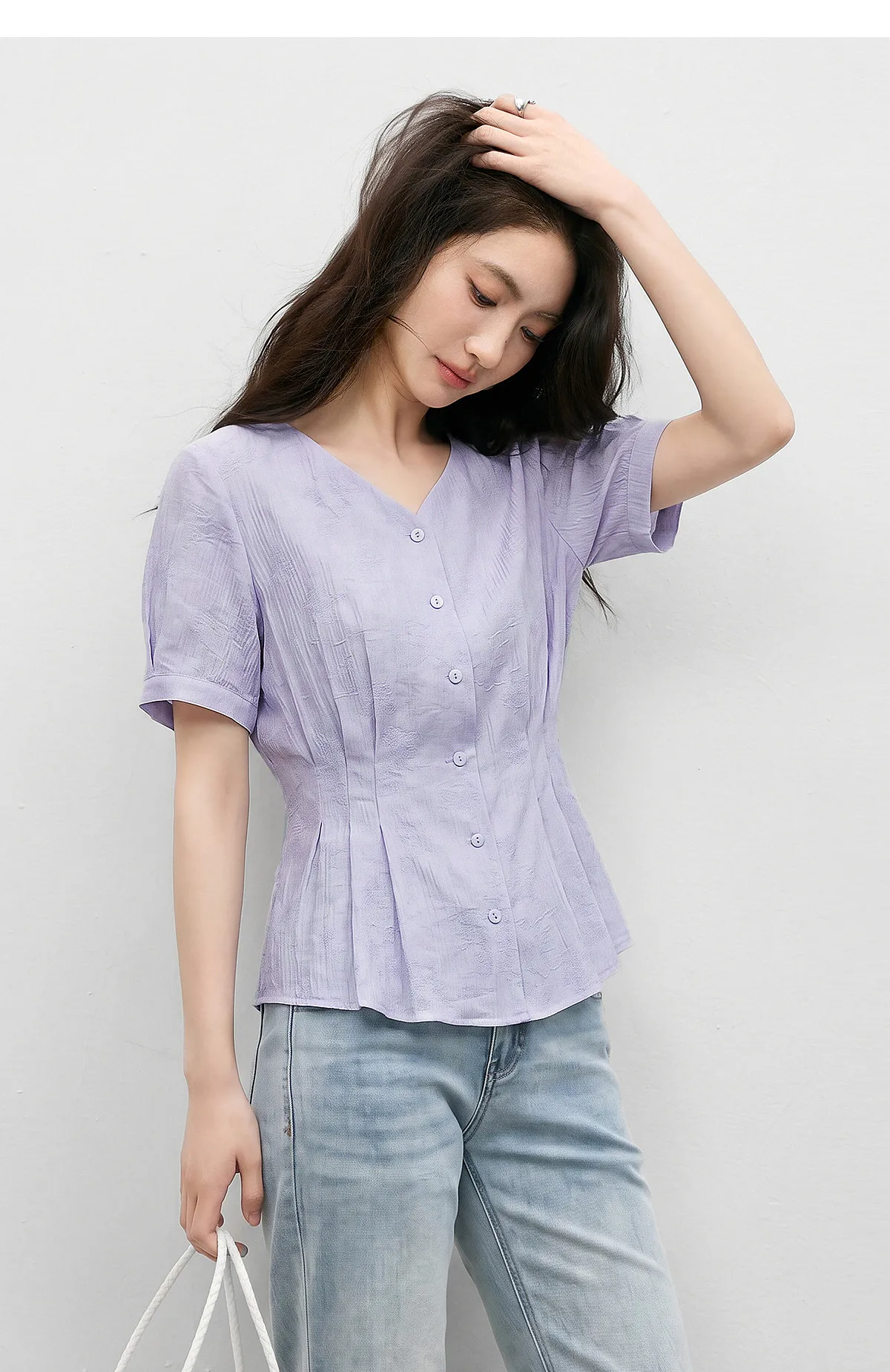 SENTUBILA Casual V-Ausschnitt Strukturierte Chiffon-Bluse für Damen 2026 Sommer Plissierte Taille Laternenärmel Hemd 162VA6625 – Detail 29