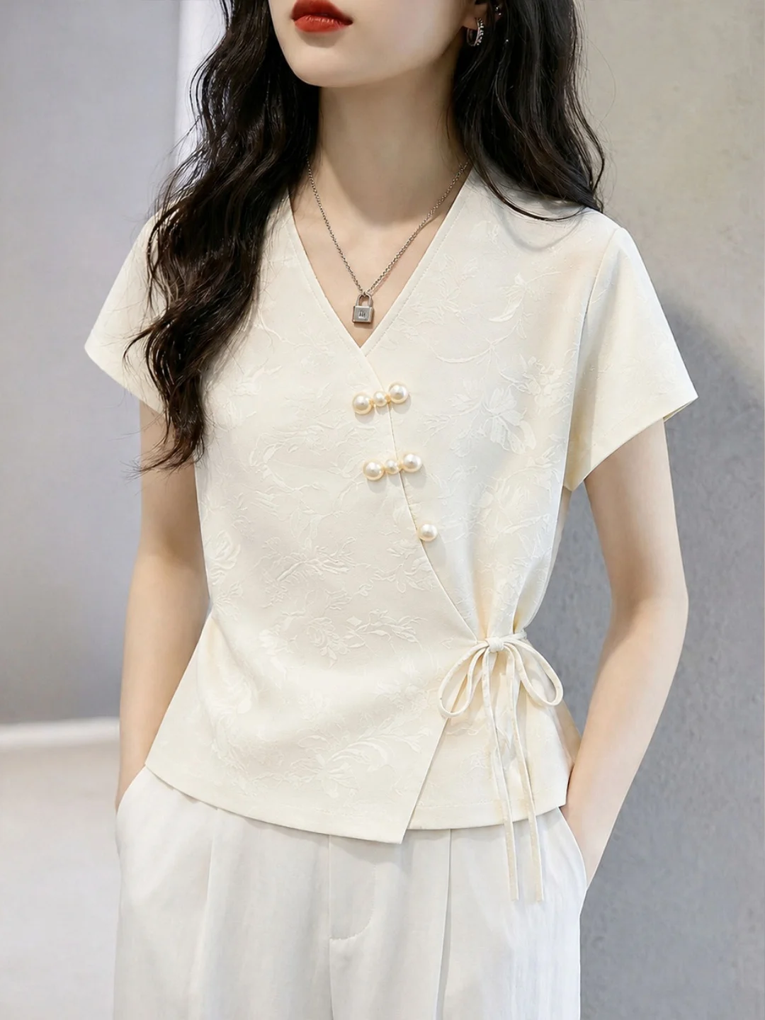 

Summer 2026 Short Sleeve V-Neck Women's Shirt Versatile Luxury Knot Design Korean Style Straight Cut Silk Top Fashion Trend
