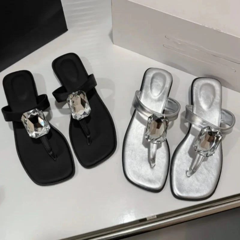 Flip-Flops mit niedrigem Absatz, Sommer, neue quadratische Zehen, Clip-Zehe, Strass-Schnalle, weiche Sohle, rutschfeste, verschleißfeste Wohnungen für Damen