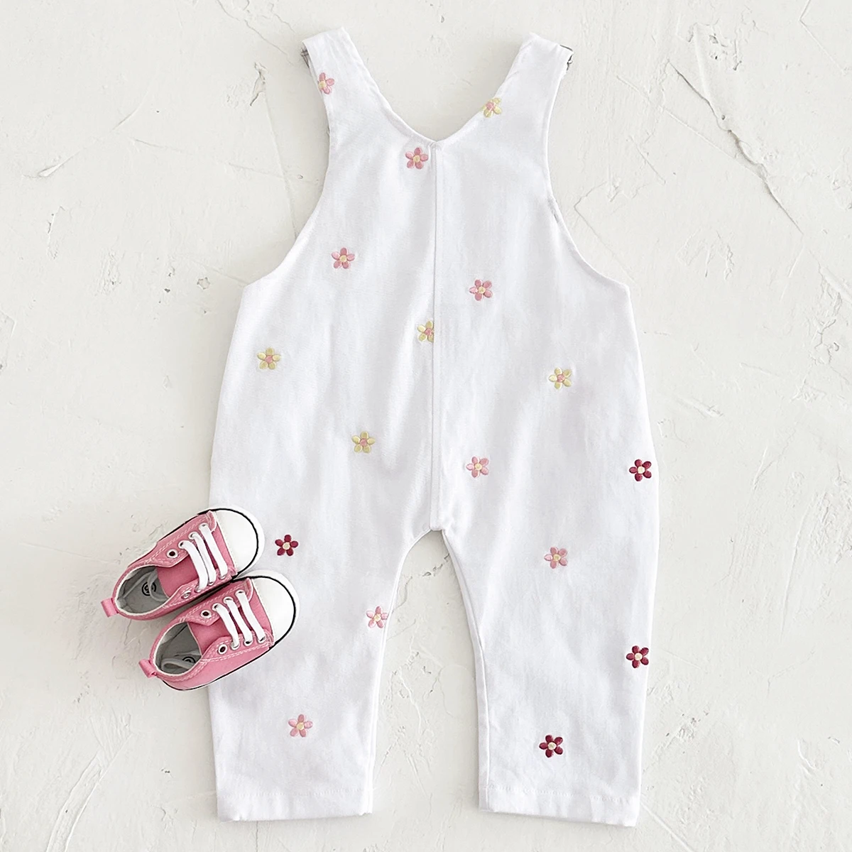 2024 New Autumn Baby Strap Pants Toddler Girls Loose Fit Pink Flower Embroidery Rompers Infant Girls Outwear Denim Trousers