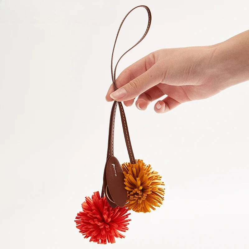 

2025 модный роскошный стиль премиум-класса miu, аксессуары для багажа, брелок из металлической кожи, модный тренд, автомобильный брелок для творчества