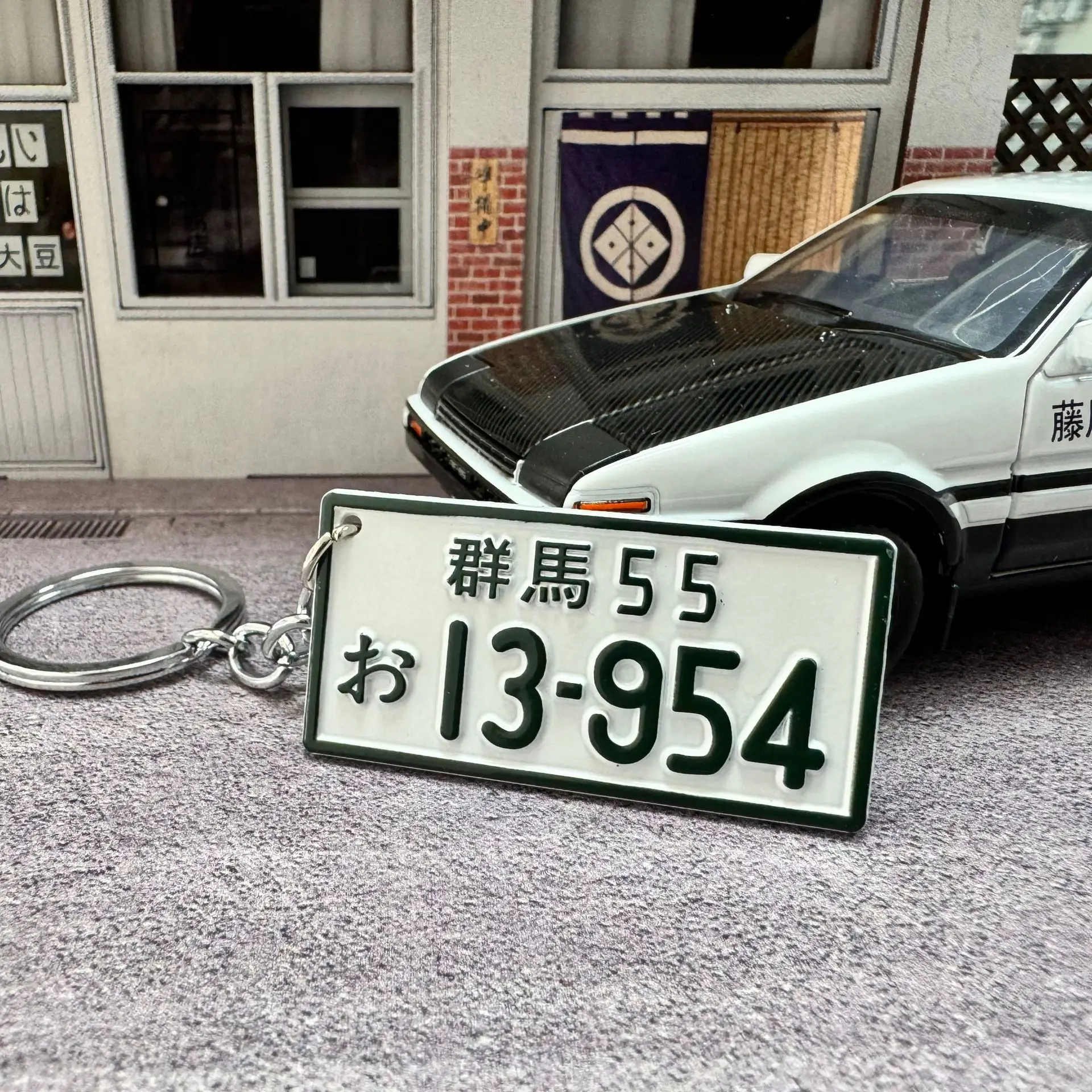 JDM Auto Initial D Schlüsselanhänger Simulation Legierung Nummernschild Schlüsselanhänger AE86 Fujiwara Tofu Umgebende Souvenir Anhänger Schlüsselanhänger