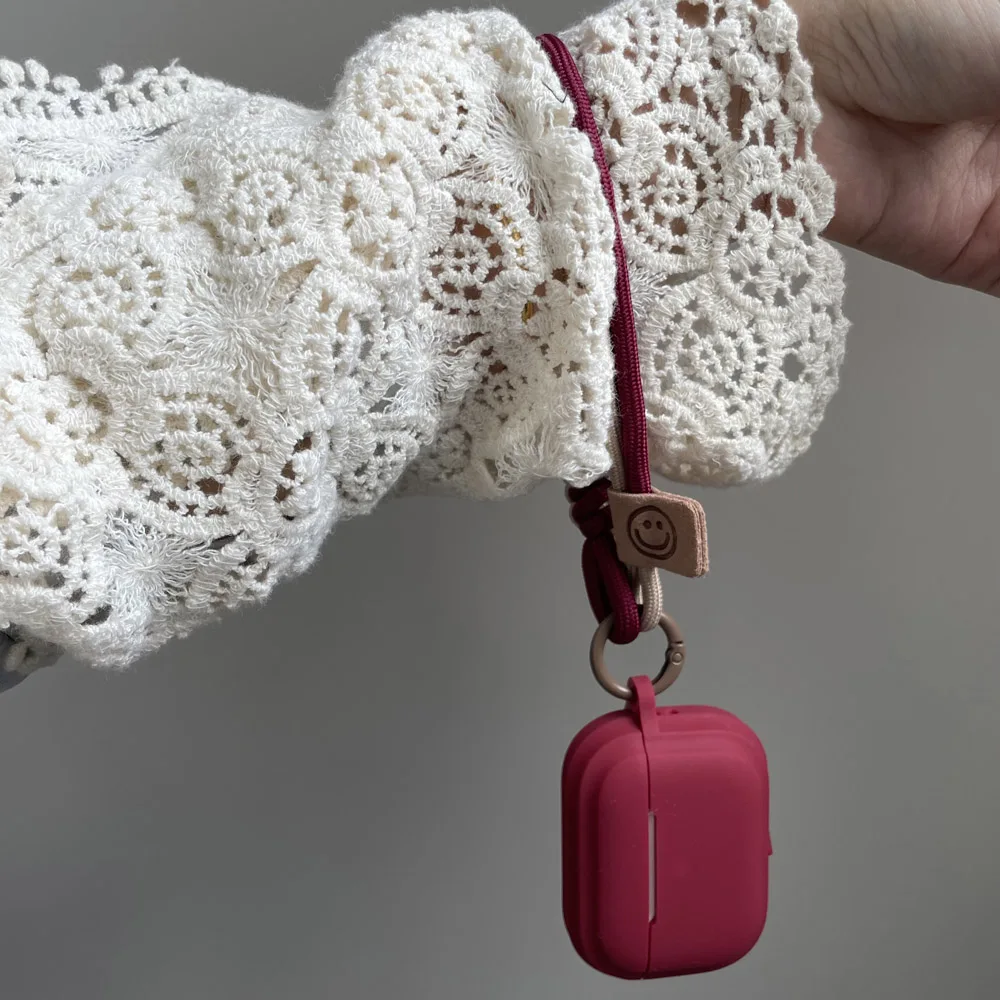 Weinrotes Silikon-Kopfhörer-Etui für AirPods 5 Pro3 2025 Hülle mit Haarball-Kirsch-Schleife Schlüsselanhänger für AirPods 2 3 4 Pro Weiche Hülle – Detail 5