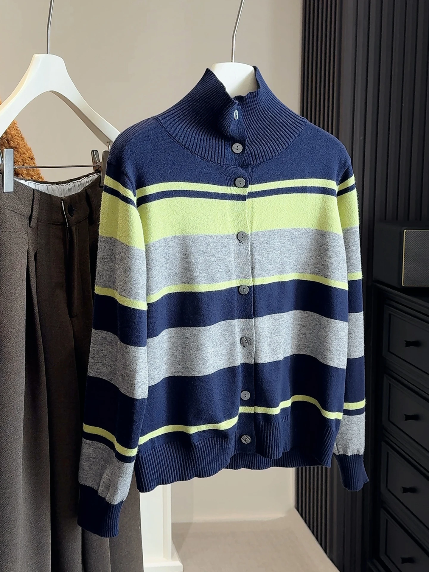 เสื้อคาร์ดิแกนถักลายทางตัดสีคอเต่าสำหรับผู้หญิง สไตล์เกาหลี แฟชั่นติดกระดุมแถวเดียว เนื้อผ้านุ่ม สไตล์วินเทจ