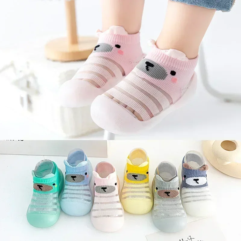 Новая пара чулок с рисунком медведя, обувь для малышей, мягкая нескользящая подошва, блестящая детская обувь