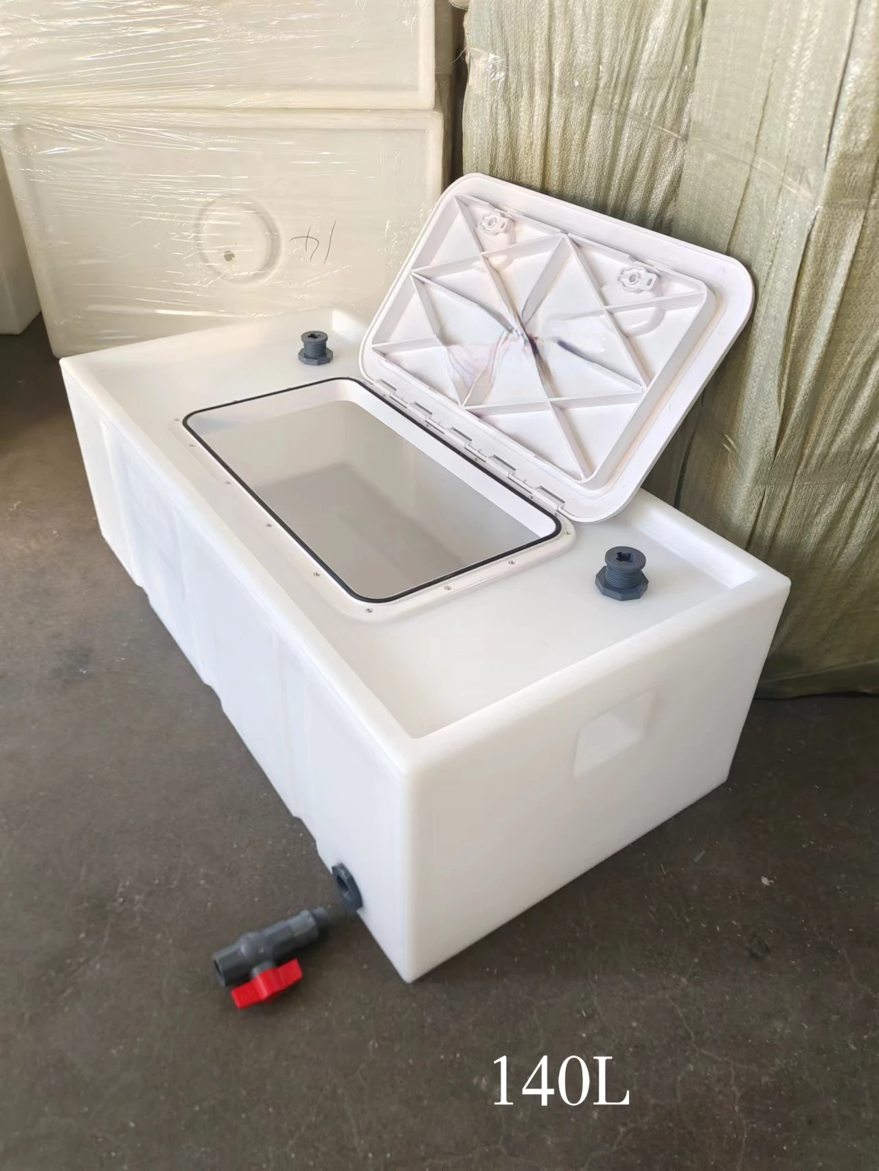 Vehicle transportation live fish bucket flip plastic water tank, special fish box for wild fishing, anti-overflow water tank