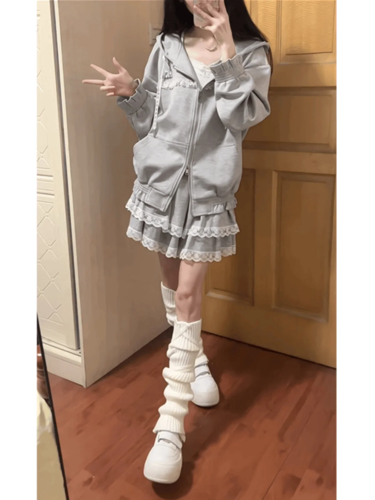 طقم ملابس نسائي مكون من هودي رمادي كوري مزين بكشكشة وتنورة كيك عالية الخصر مزينة بالدانتيل، تصميم فريد وجميل، مناسب لأوائل ال...