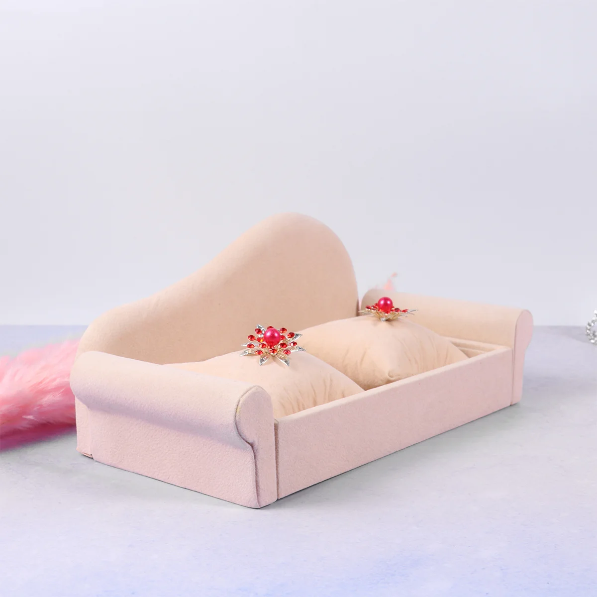 

1 шт., шкатулка для драгоценностей в форме дивана, бежевый креативный байковый органайзер для часов, браслетов, подвесок, держатель для дисплея, подарок