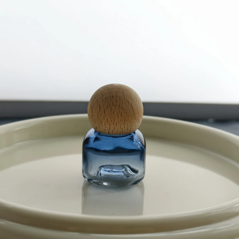 エッセンシャルオイルガラスボトル 再利用可能 詰め替え可能 液体容器 トラベルサイズ ローラーボトル カラフルな香水ローラーボールボトル