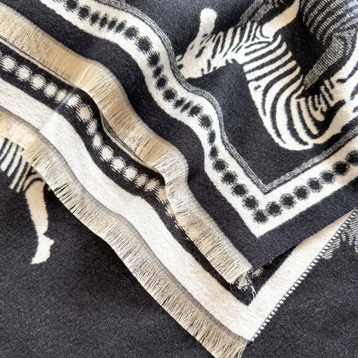 وشاح شتوي من الكشمير الصناعي للجنسين - تصميم دافئ وعصري مع ملابس في اتجاهين، فائق النعومة وعملي للأيام الباردة #3