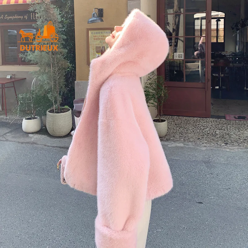 Рисунок 6 - Новое зимнее женское пальто с капюшоном