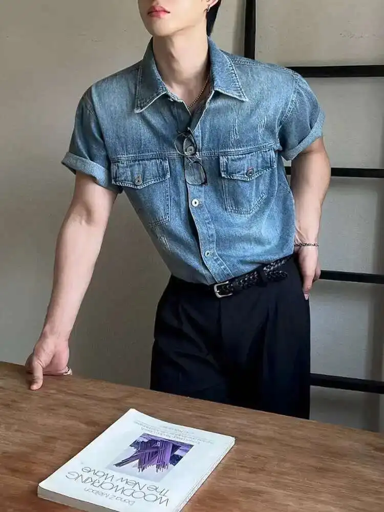 

Мужская джинсовая рубашка в корейском стиле с короткими рукавами и лацканами, мужские однобортные рубашки, стираная летняя мужская одежда 2025, свободная одежда