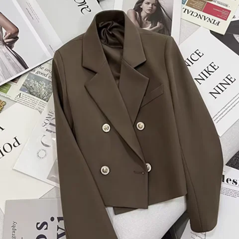 معطف نسائي مقصوص جديد في الملابس الخارجية سترة نسائية ذات ياقة بسحاب وياقة طويلة جدًا ونمط مقسم وطيات بساطتها