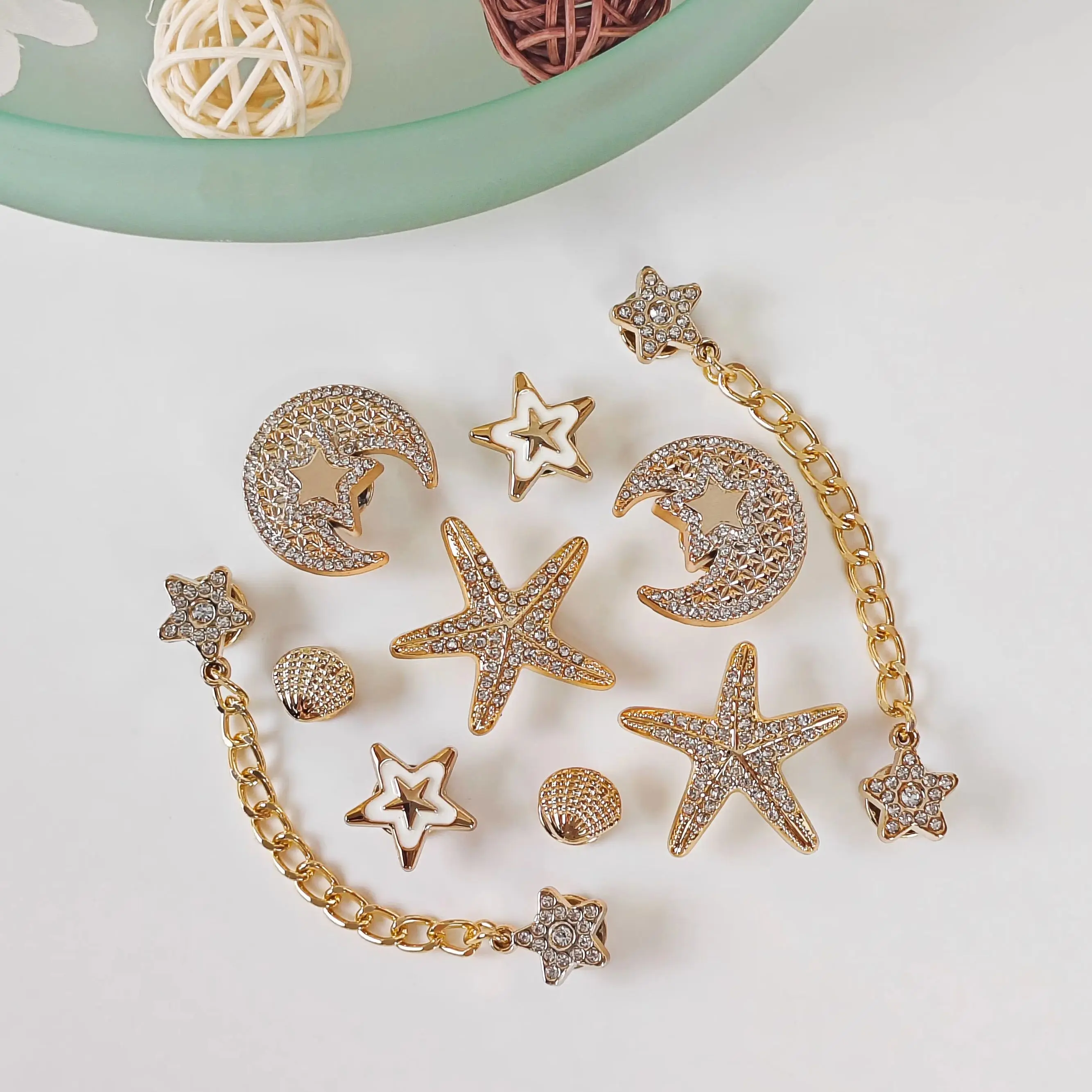 10Pcs DIY Shoe Decoration Charms Shiny Moon, Five-Pointed Star, Shell, Star Chain Decorative Buckle Non-Metal Lightweight Material Y2K Fashion Versatile Cute Personality Style for Men and Women Suitable for Eva Beach Shoes, Sandals, Removable Shoe Decoration, Holiday Gift