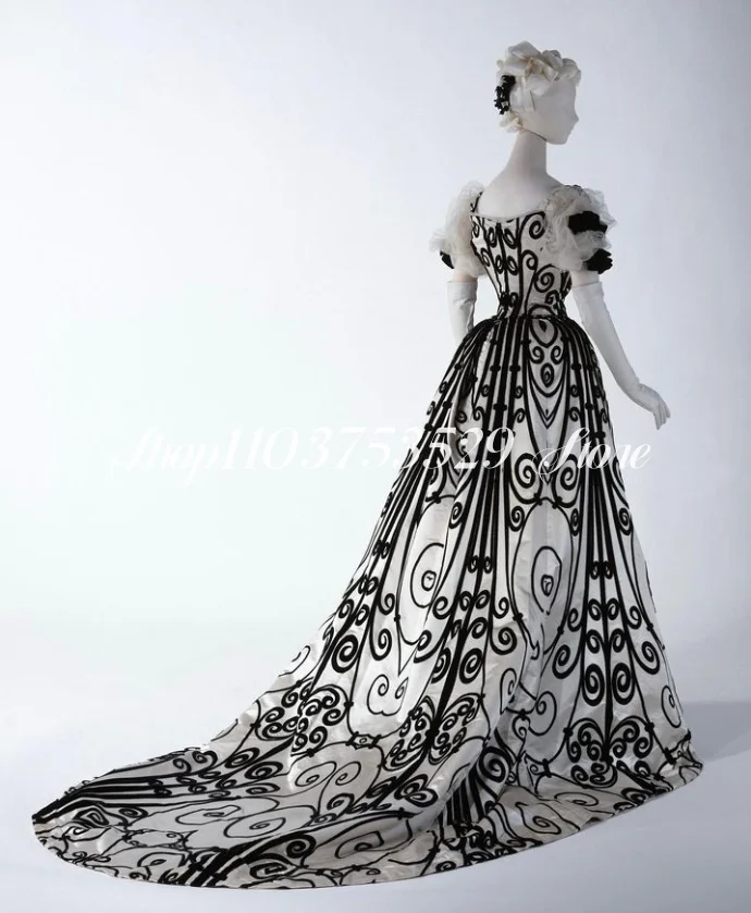 Vintage Black and White Ball Gowns Medieval Evening Gowns Puffy Victorian Black Embroidered Lace Applique فساتين حفلة موسيقية