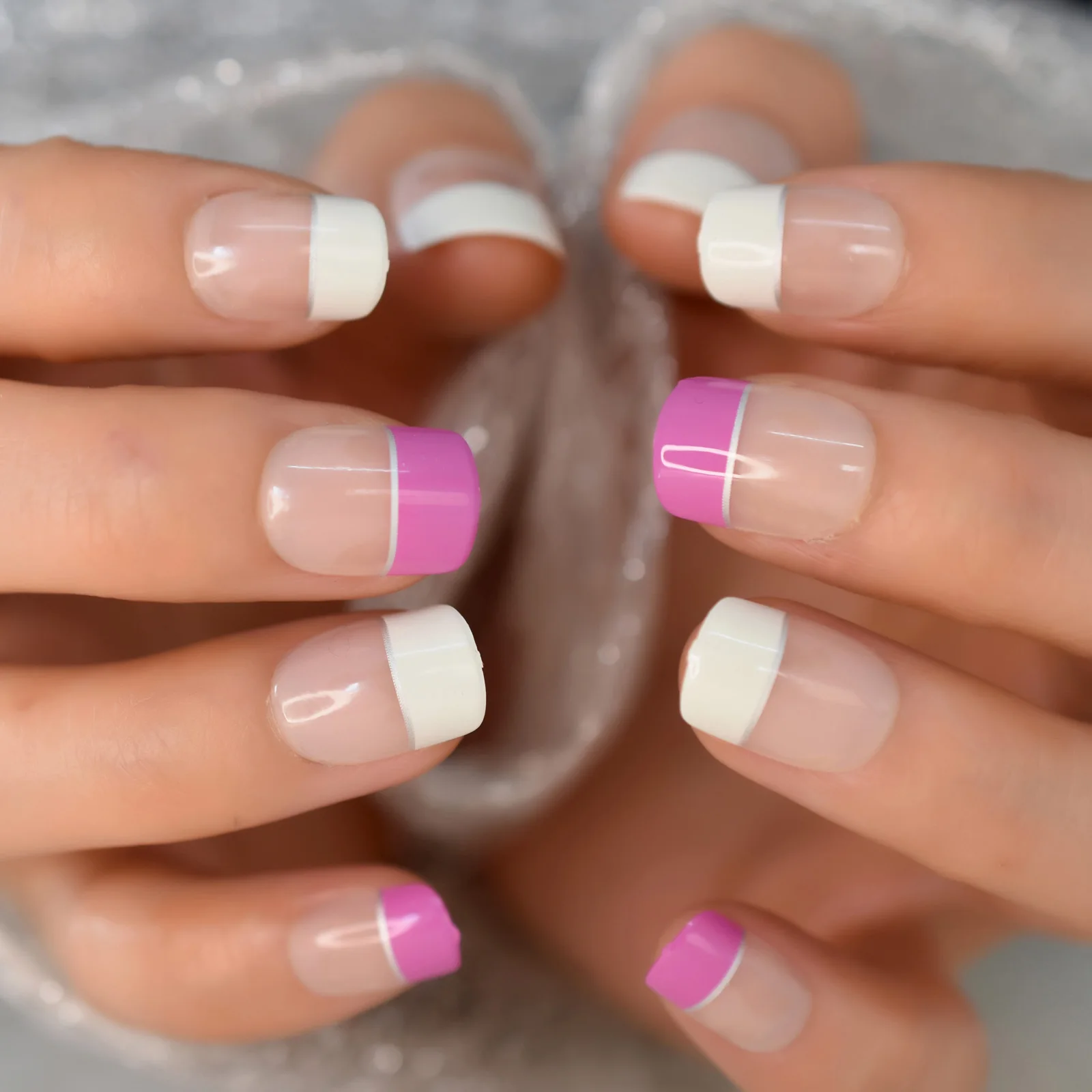 French Nails Top Tips เล็บนิ้วมือ Art พร้อม Tbas รุ่นสั้นปานกลางสีสันสดใสสีชมพูขอบสีขาว