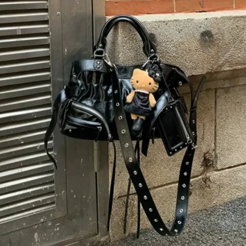 

New Fashion Retro Hot Girl Rivet Motorcycle Bag Niche High-end Texture Women's Commuting Punk One-shoulder Crossbody Bag