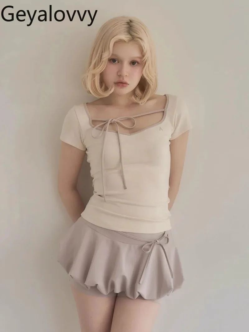 T-shirt a maniche corte con cinturino a fiocco con design di nicchia giapponese primaverile ed estivo Top corto versatile slim tinta unita per ragazze dolci