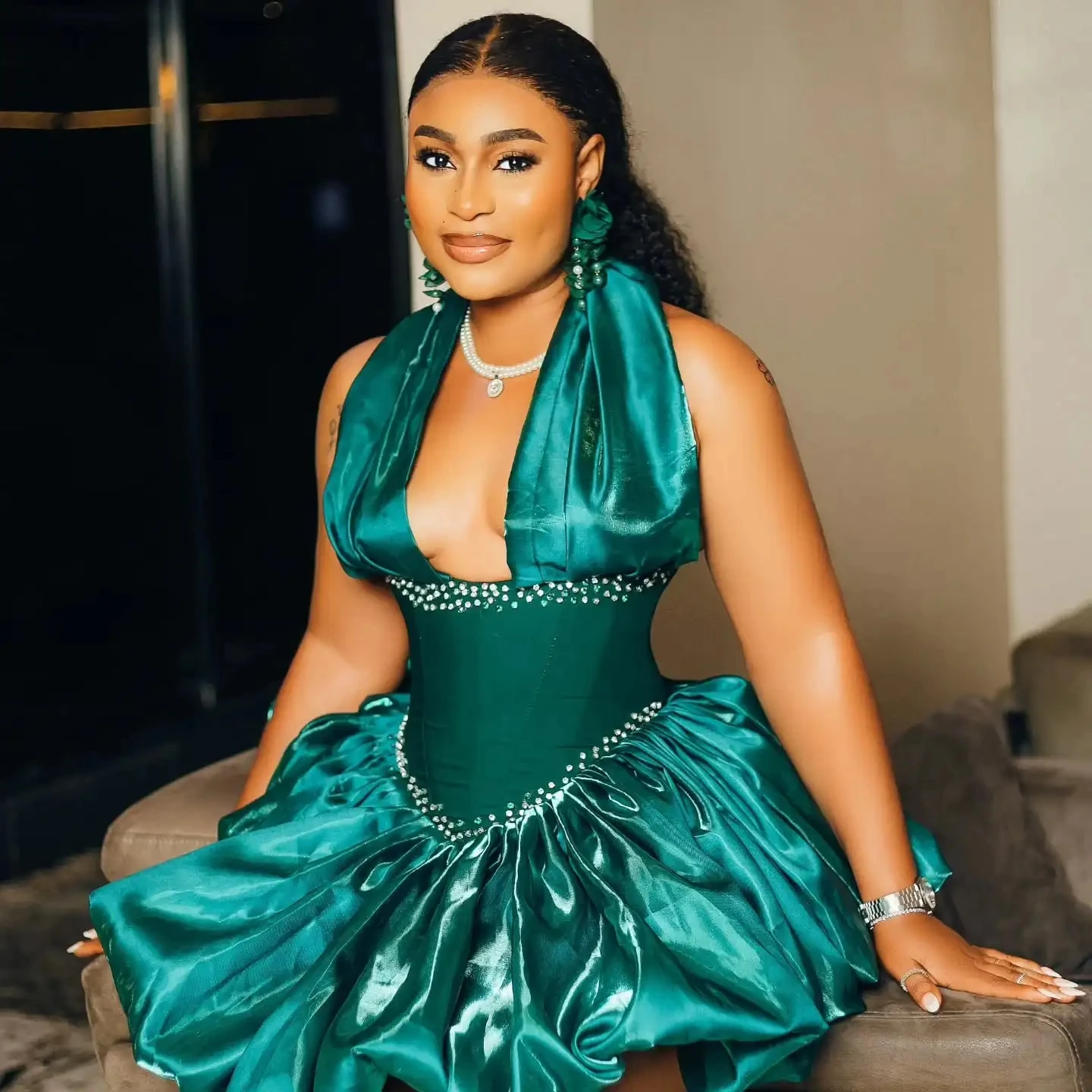 

Modern Green Short Prom Pageant Dress Halter Deep V-neck Bubble Beads Birthday Party Gowns Formal Dresses Vestidos De Feast